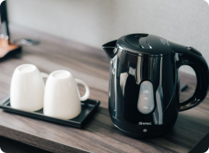 写真:コップと湯沸かしケトル