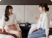 写真:女性二人が談笑する様子